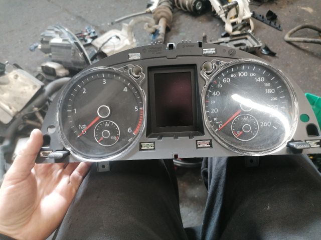 bontott VW PASSAT B7 Kilométeróra