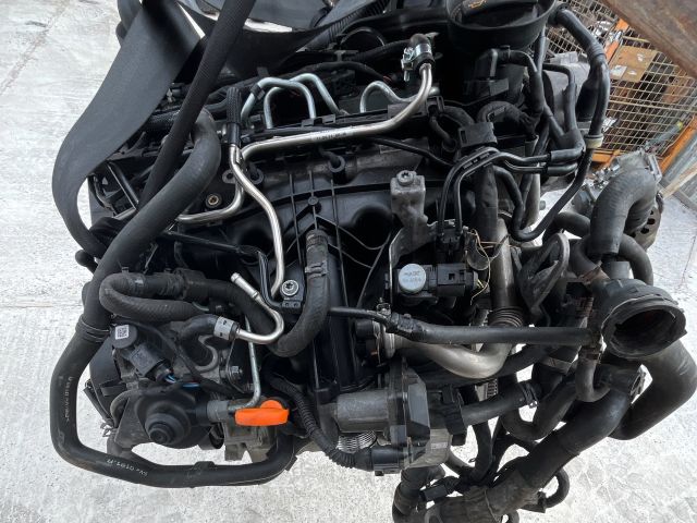 bontott VW PASSAT B7 Motor (Fűzött blokk hengerfejjel)