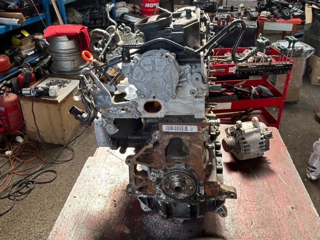 bontott VW PASSAT B7 Motor (Fűzött blokk hengerfejjel)