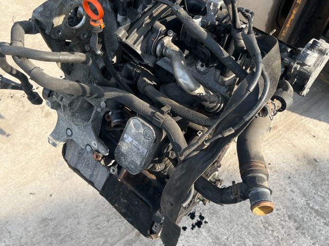 bontott VW PASSAT B7 Motor (Fűzött blokk hengerfejjel)