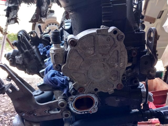 bontott VW PASSAT B7 Motor (Fűzött blokk hengerfejjel)
