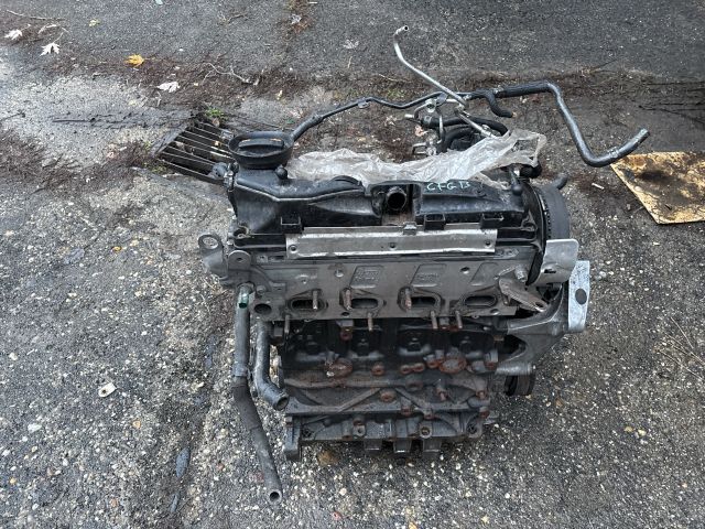 bontott VW PASSAT B7 Motor (Fűzött blokk hengerfejjel)