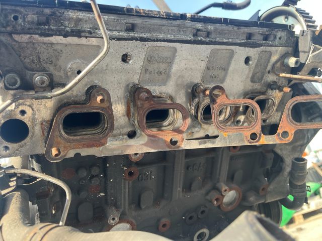 bontott VW PASSAT B7 Motor (Fűzött blokk hengerfejjel)