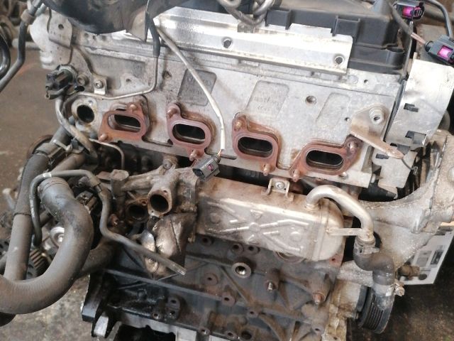 bontott VW PASSAT B7 Motor (Fűzött blokk hengerfejjel)