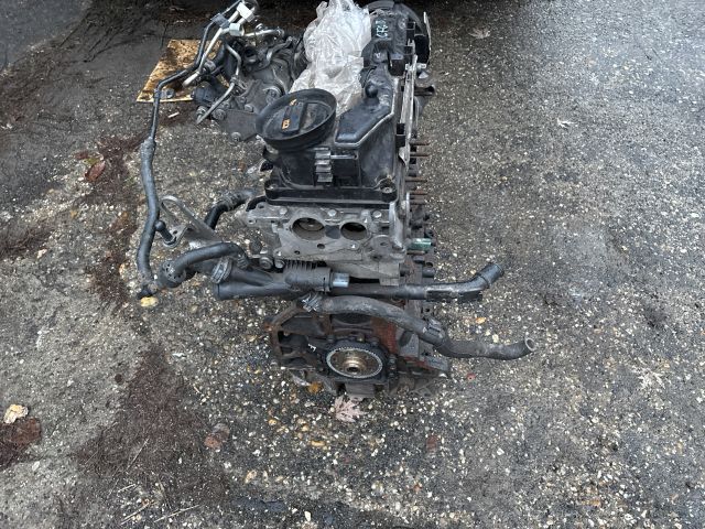 bontott VW PASSAT B7 Motor (Fűzött blokk hengerfejjel)