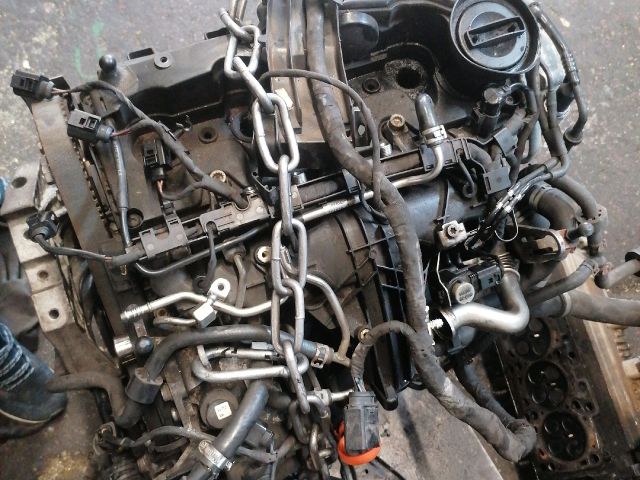 bontott VW PASSAT B7 Motor (Fűzött blokk hengerfejjel)