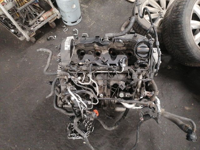 bontott VW PASSAT B7 Motor (Fűzött blokk hengerfejjel)