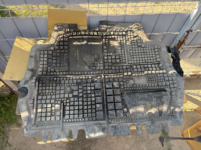 bontott VW PASSAT B7 Alsó Motorburkolat