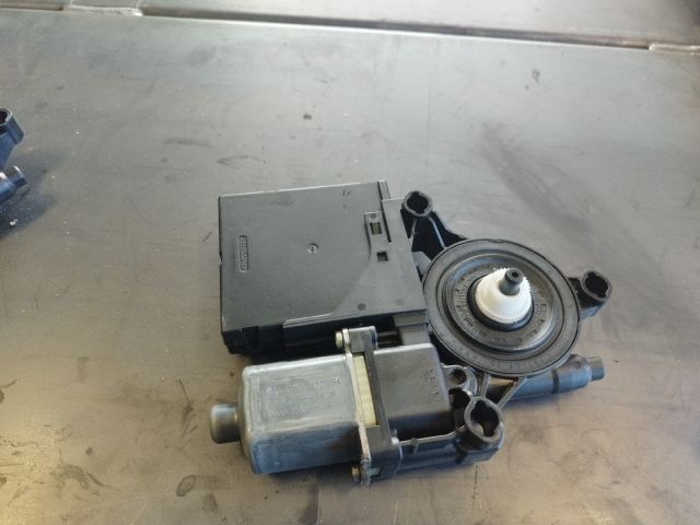 bontott VW PASSAT B7 Bal első Ablakemelő Motor