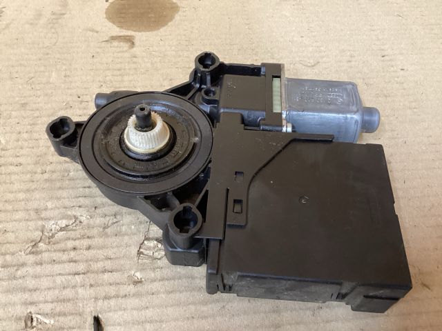 bontott VW PASSAT B7 Bal első Ablakemelő Motor