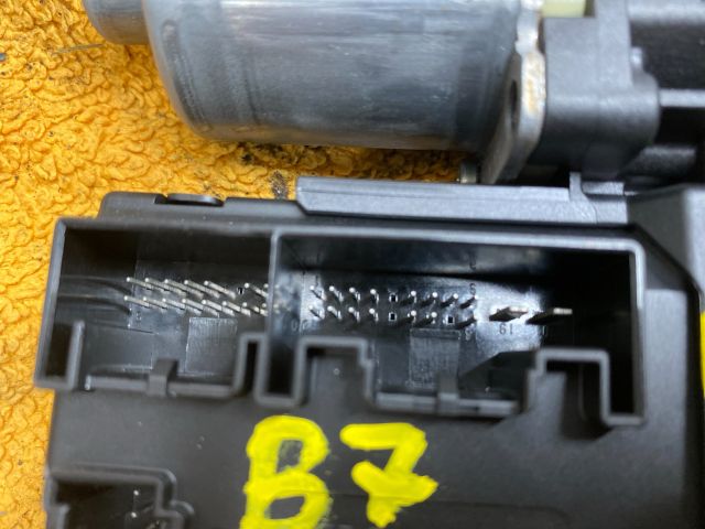 bontott VW PASSAT B7 Bal első Ablakemelő Motor