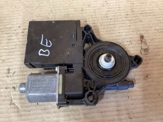 bontott VW PASSAT B7 Bal első Ablakemelő Motor