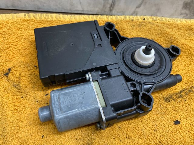bontott VW PASSAT B7 Bal első Ablakemelő Motor