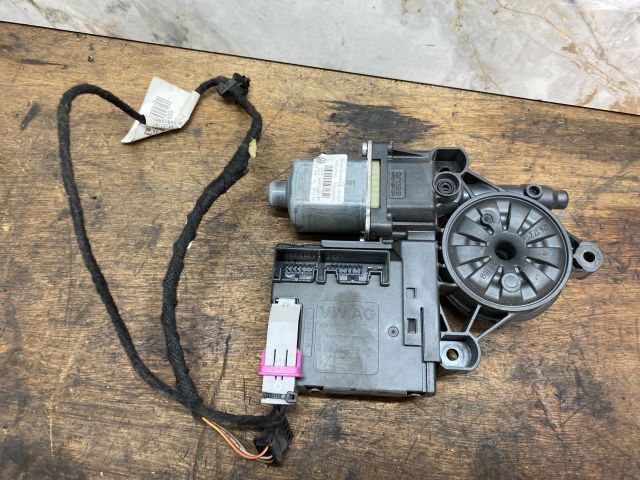 bontott VW PASSAT B7 Bal első Ablakemelő Motor