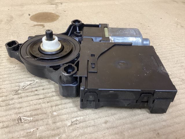 bontott VW PASSAT B7 Bal első Ablakemelő Motor