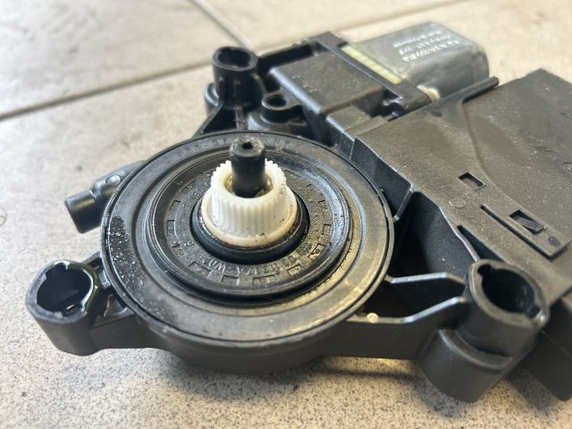 bontott VW PASSAT B7 Bal első Ablakemelő Motor