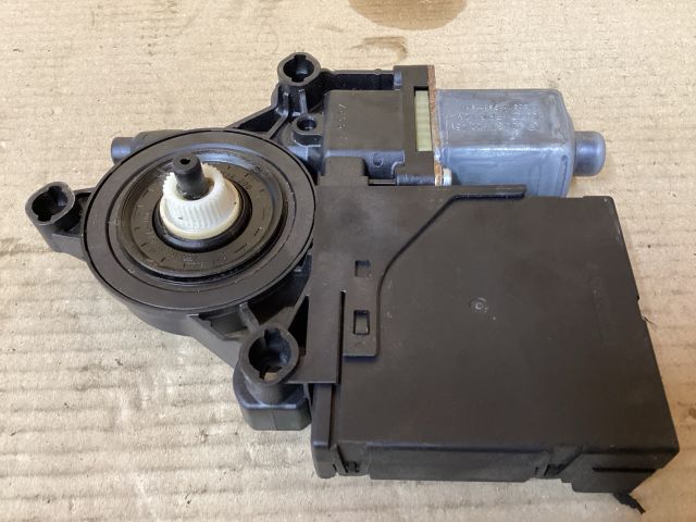 bontott VW PASSAT B7 Bal első Ablakemelő Motor