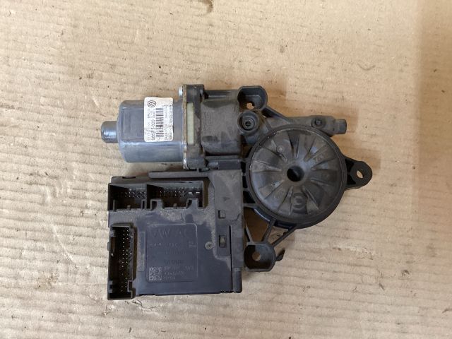 bontott VW PASSAT B7 Bal első Ablakemelő Motor