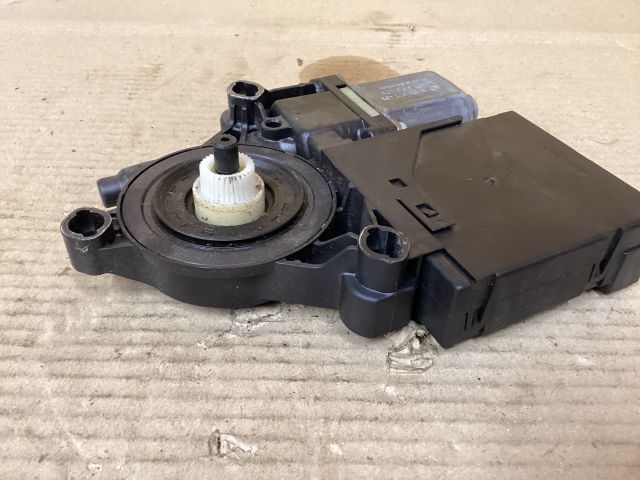 bontott VW PASSAT B7 Bal első Ablakemelő Motor