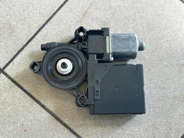 bontott VW PASSAT B7 Bal első Ablakemelő Motor