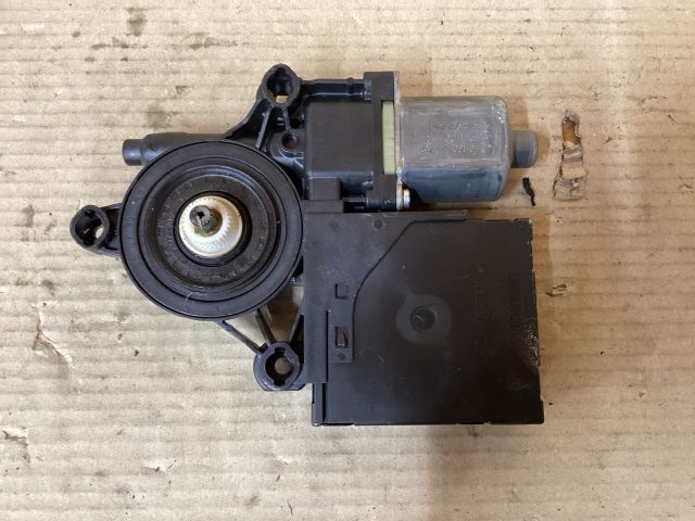 bontott VW PASSAT B7 Bal első Ablakemelő Motor