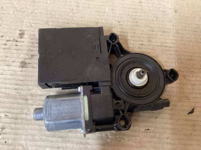 bontott VW PASSAT B7 Bal első Ablakemelő Motor