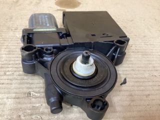 bontott VW PASSAT B7 Bal első Ablakemelő Motor