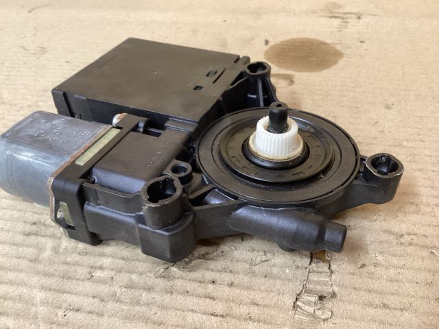 bontott VW PASSAT B7 Bal első Ablakemelő Motor