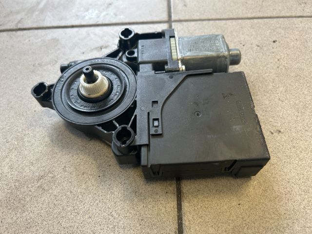bontott VW PASSAT B7 Bal első Ablakemelő Motor
