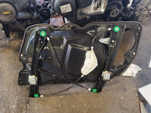 bontott VW PASSAT B7 Bal első Ablakemelő Szerkezet (Elektromos)