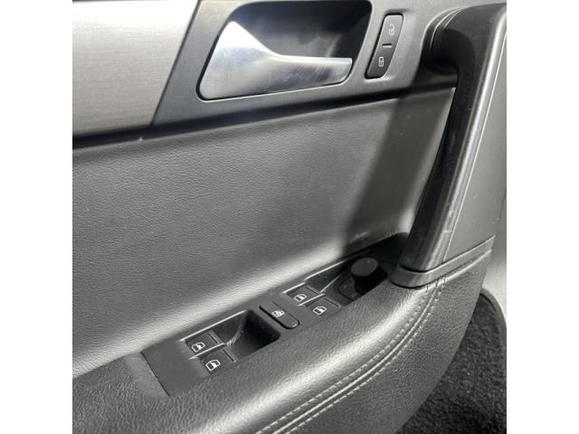 bontott VW PASSAT B7 Bal első Ajtó Kárpit