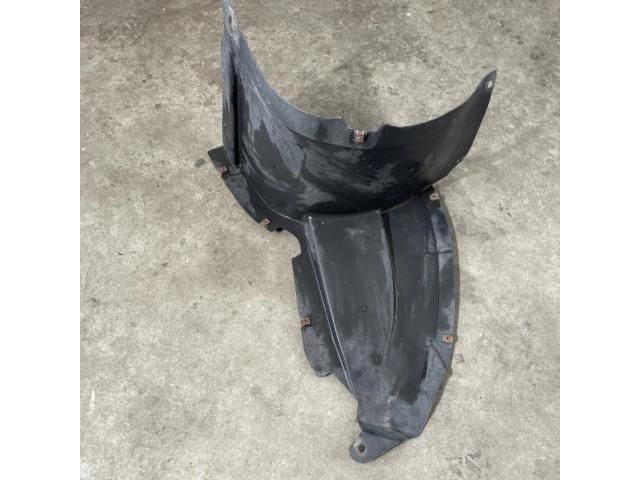 bontott VW PASSAT B7 Bal első Dobbetét (Kerékjárati, Műanyag)