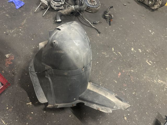 bontott VW PASSAT B7 Bal első Dobbetét (Kerékjárati, Műanyag)