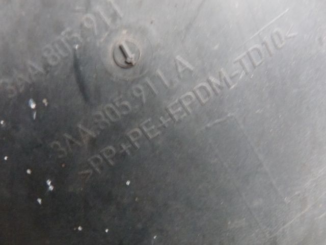 bontott VW PASSAT B7 Bal első Dobbetét (Kerékjárati, Műanyag)