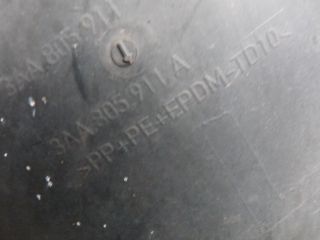 bontott VW PASSAT B7 Bal első Dobbetét (Kerékjárati, Műanyag)