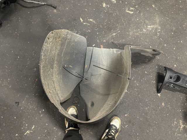 bontott VW PASSAT B7 Bal első Dobbetét (Kerékjárati, Műanyag)