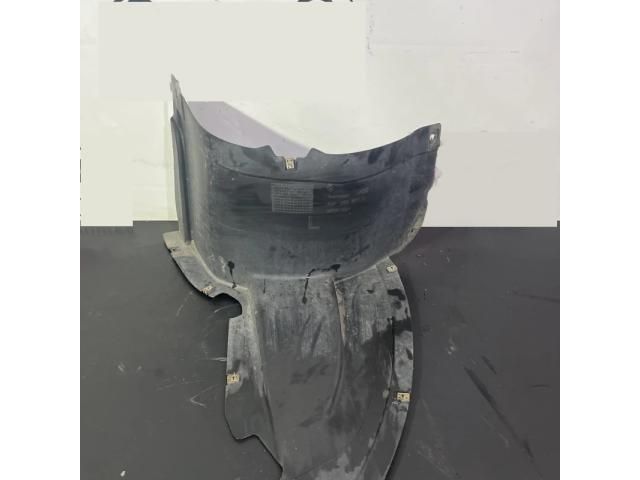 bontott VW PASSAT B7 Bal első Dobbetét (Kerékjárati, Műanyag)