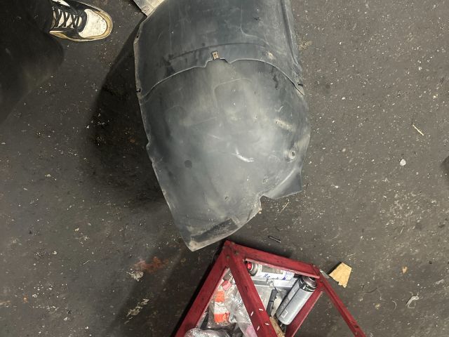 bontott VW PASSAT B7 Bal első Dobbetét (Kerékjárati, Műanyag)