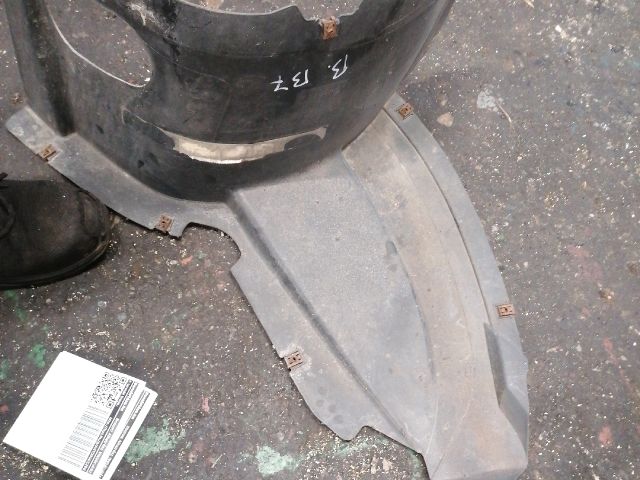 bontott VW PASSAT B7 Bal első Első Dobbetét (Kerékjárati, Műanyag)