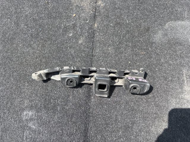 bontott VW PASSAT B7 Bal első Oldal Lökhárító Tartó (Műanyag)