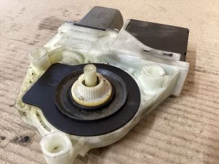 bontott VW PASSAT B7 Bal hátsó Ablakemelő Motor