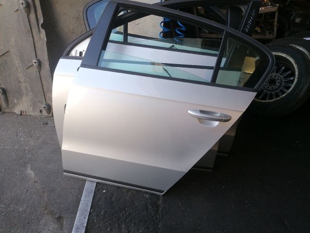 bontott VW PASSAT B7 Bal hátsó Ajtó (Részeivel)