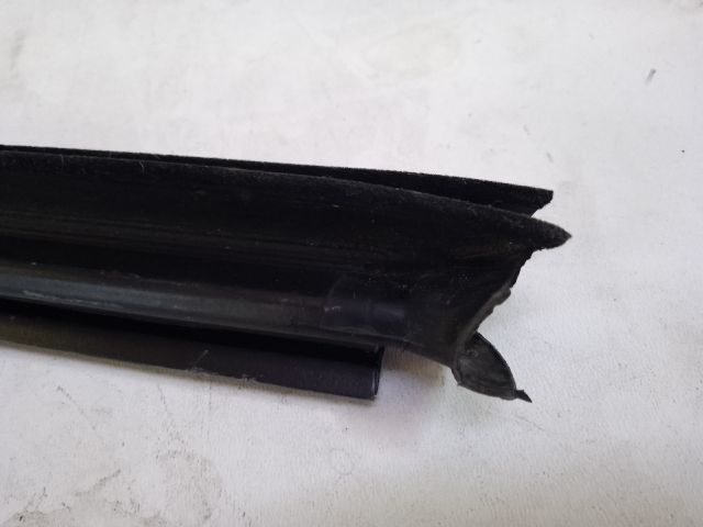 bontott VW PASSAT B7 Bal hátsó Vízlehúzó Gumicsík