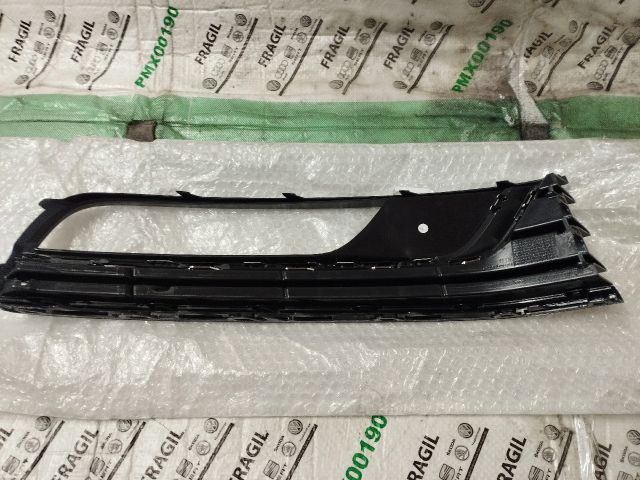 bontott VW PASSAT B7 Bal Ködlámpa Rács