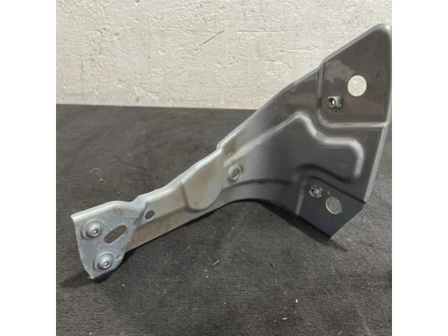 bontott VW PASSAT B7 Bal Sárvédő Oldaltartó