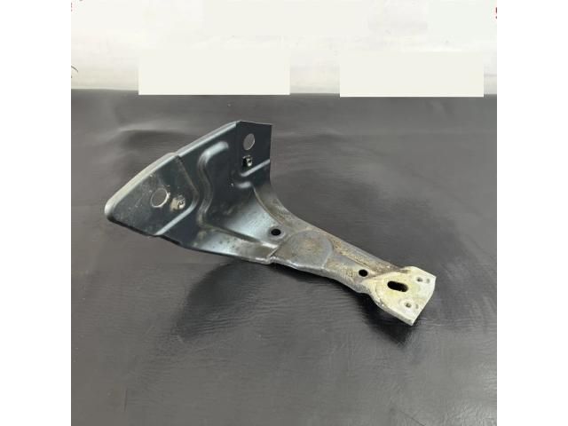 bontott VW PASSAT B7 Bal Sárvédő Oldaltartó