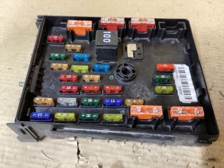 bontott VW PASSAT B7 Biztosítéktábla Doboz