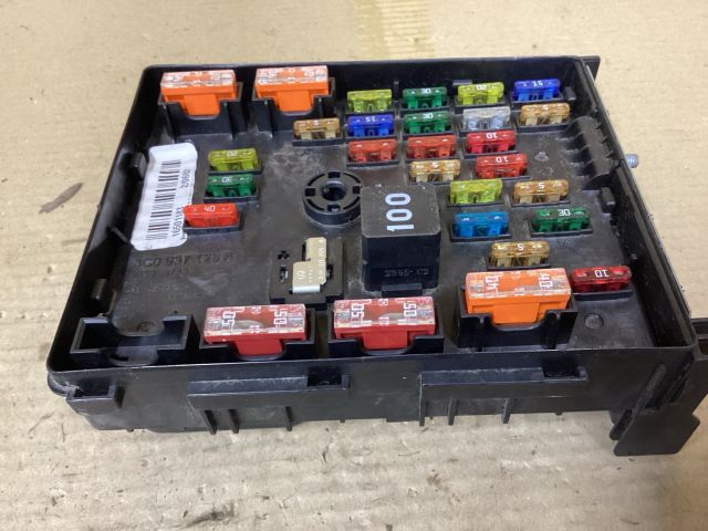 bontott VW PASSAT B7 Biztosítéktábla Doboz