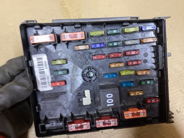 bontott VW PASSAT B7 Biztosítéktábla Doboz