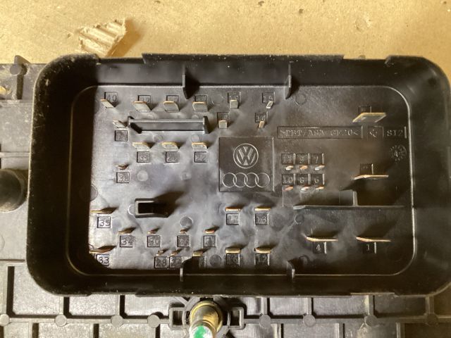 bontott VW PASSAT B7 Biztosítéktábla Doboz